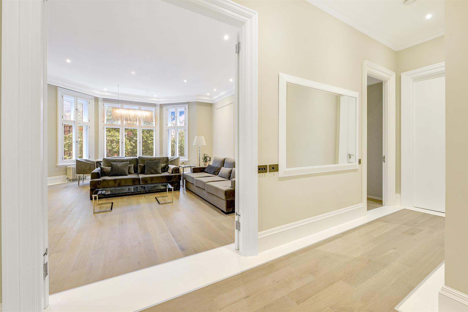 Flat Pont Street in Greater London