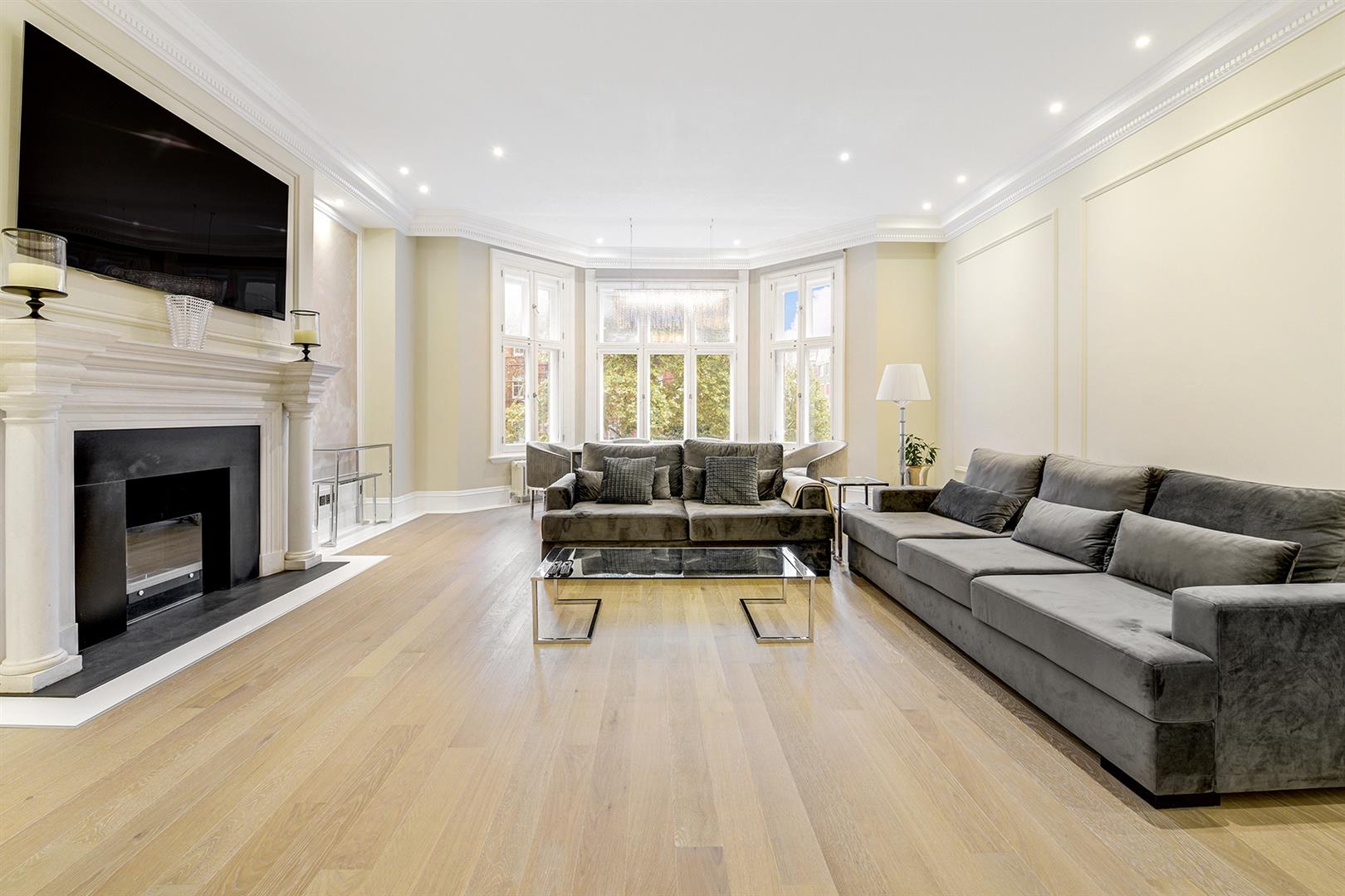 Flat Pont Street in Greater London