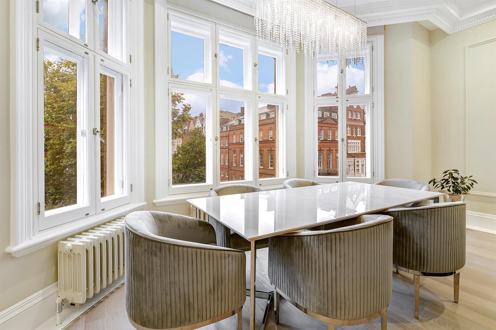 Flat Pont Street in Greater London