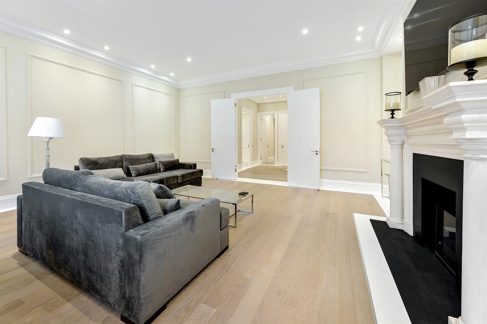 Flat Pont Street in Greater London