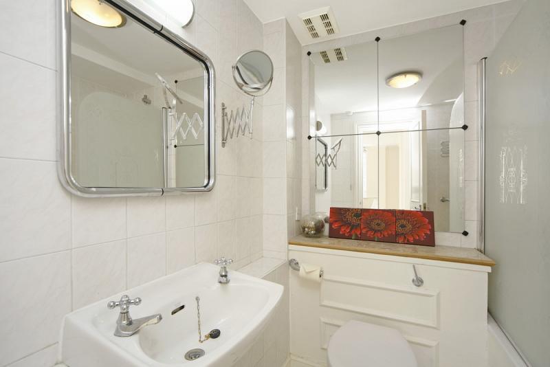 Flat Sloane Avenue in Greater London
