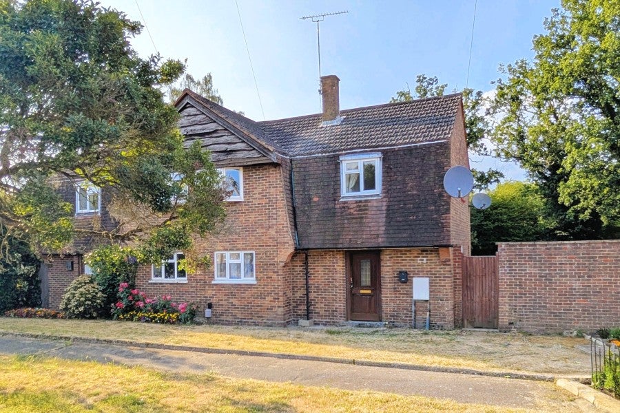 House Hawthorn Road in Woking