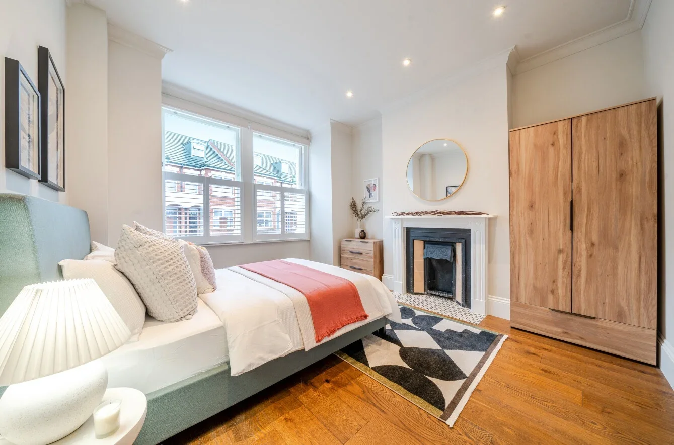 Room Cathles Road in Greater London