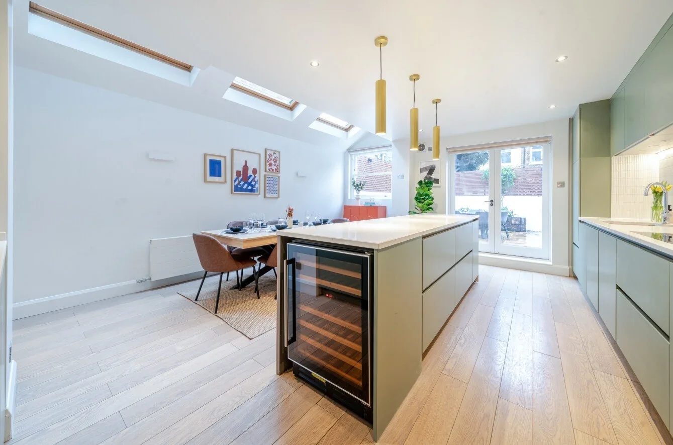 Room Cathles Road in Greater London