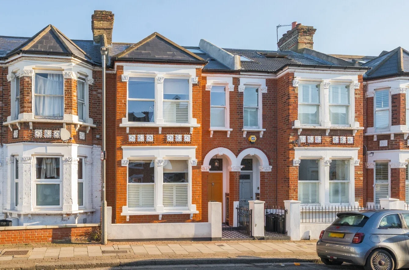 Room Cathles Road in Greater London