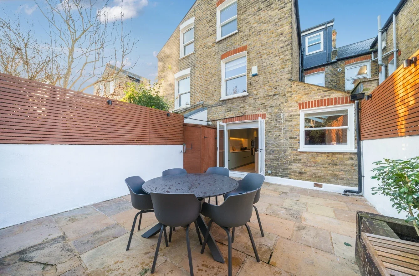Room Cathles Road in Greater London
