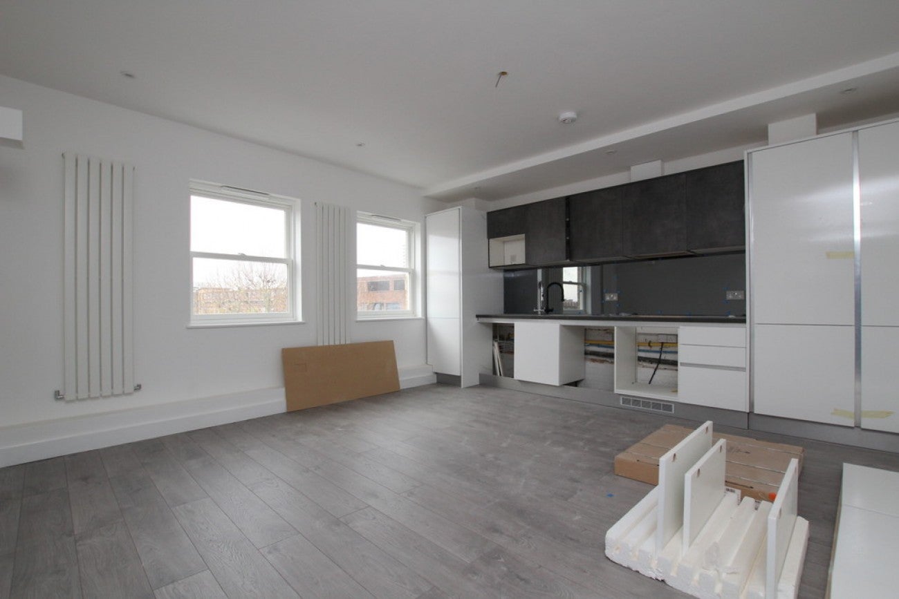 Flat Commercial Road in Greater London