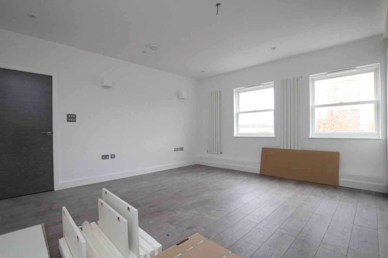 Flat Commercial Road in Greater London