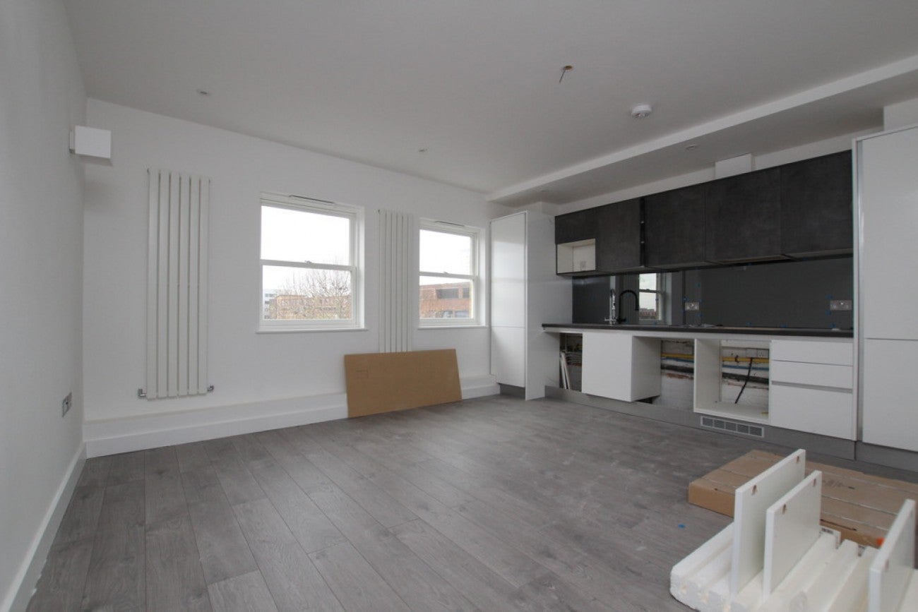 Flat Commercial Road in Greater London