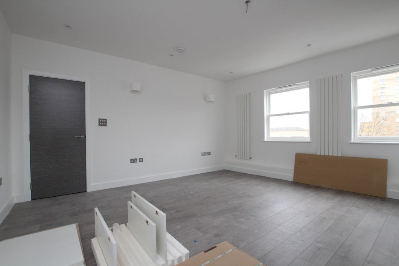 Flat Commercial Road in Greater London