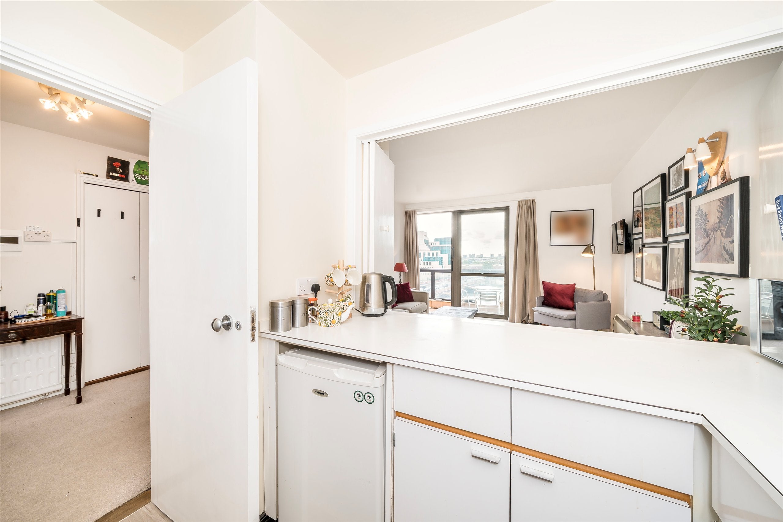 Flat Grosvenor Road in City of Westminster