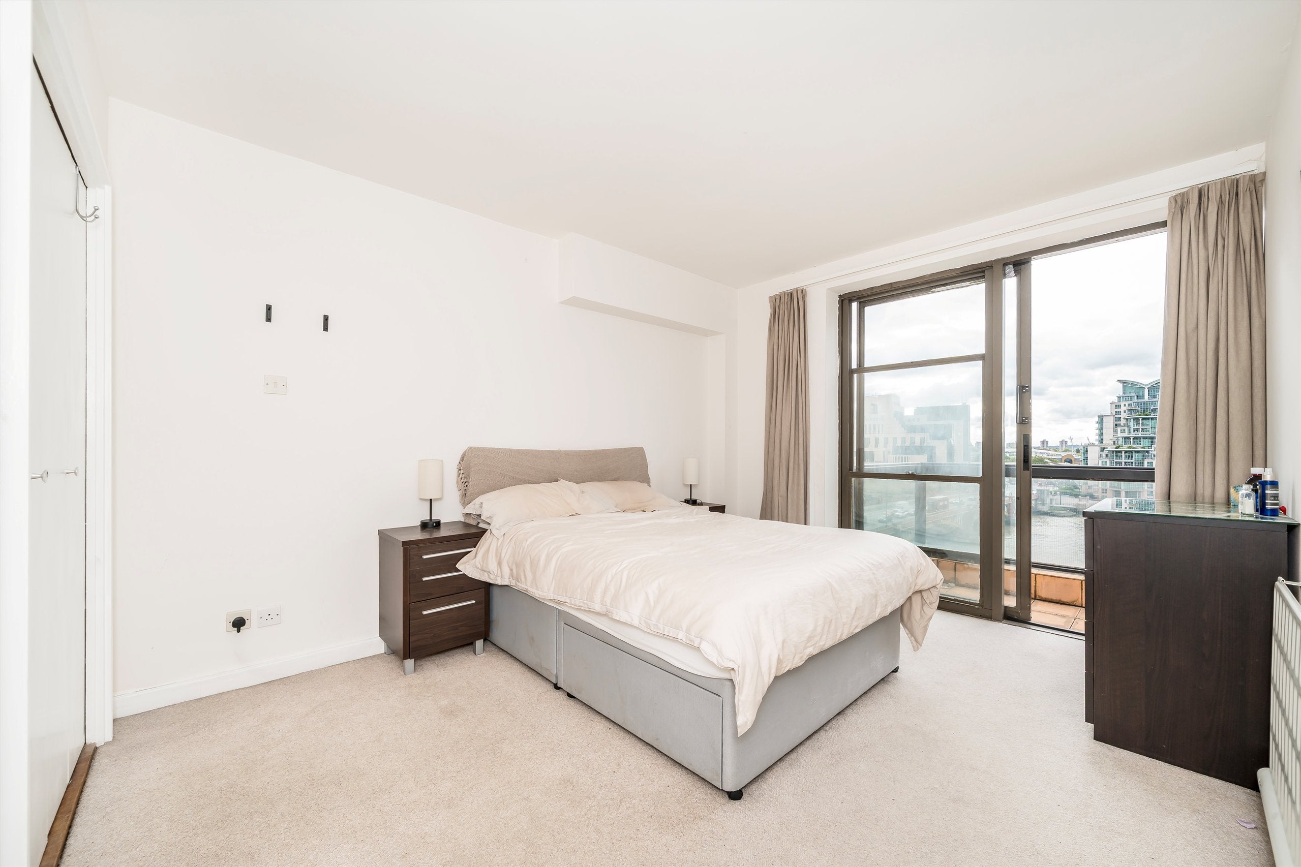 Flat Grosvenor Road in City of Westminster