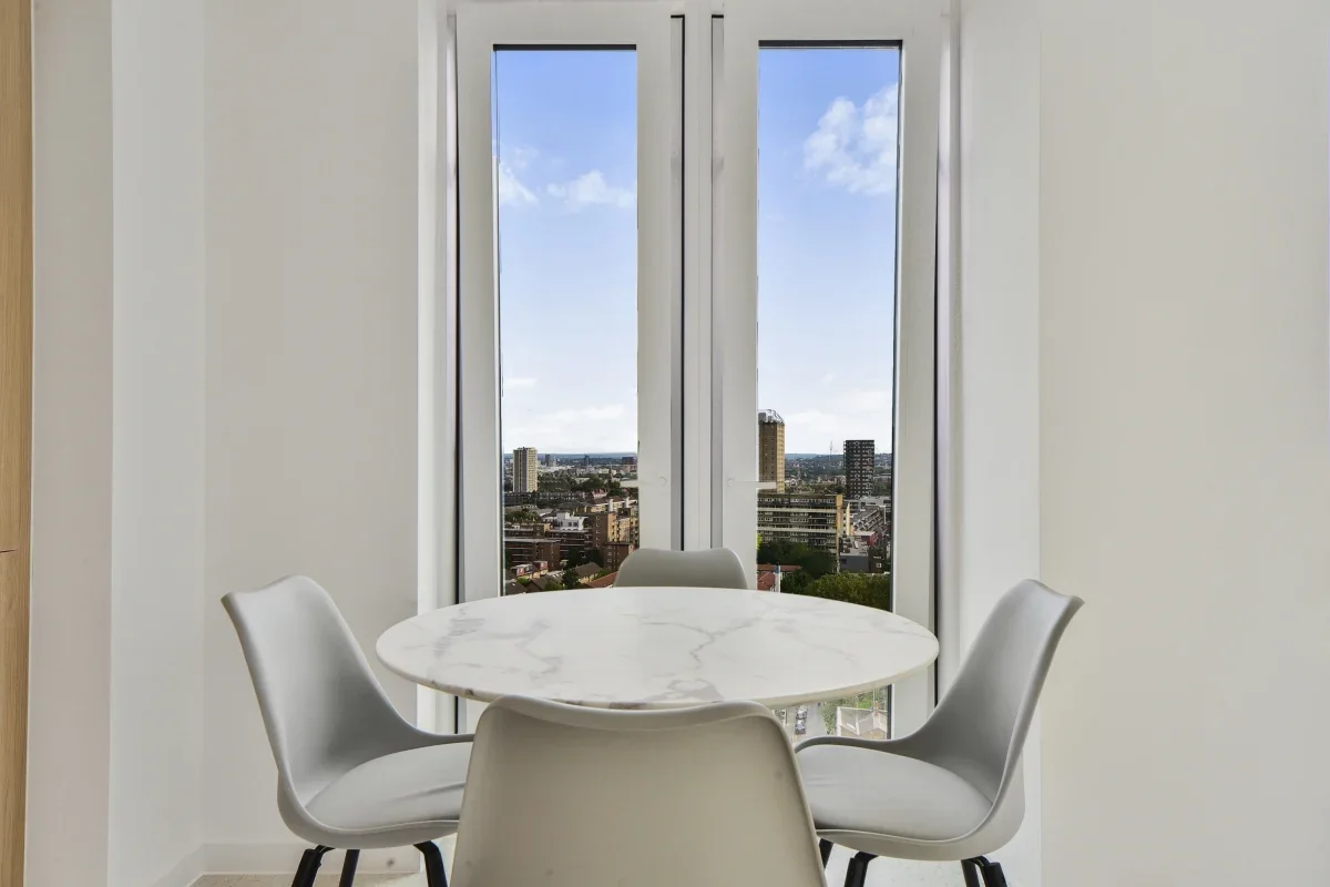 Flat Tapestry Way in Greater London