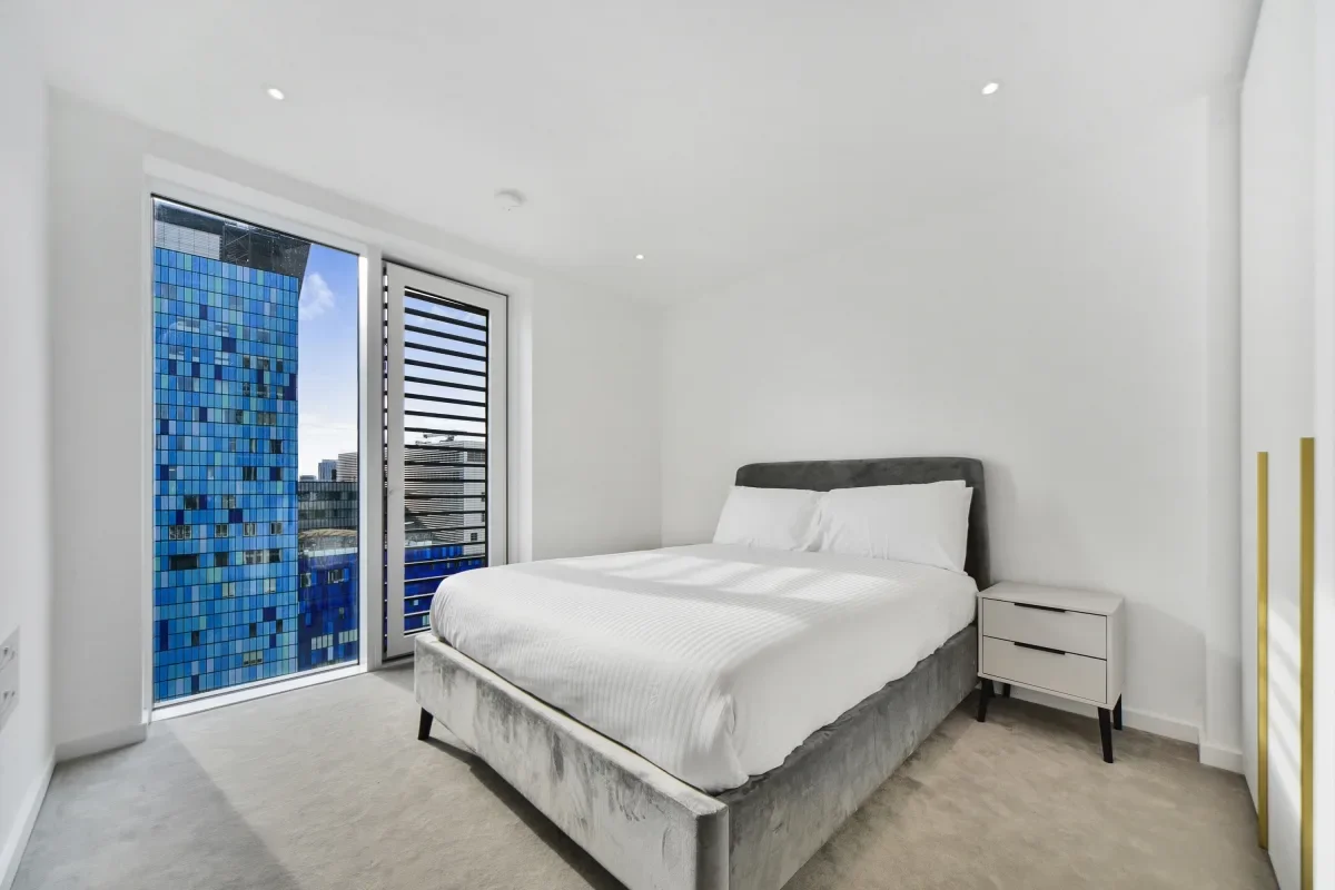 Flat Tapestry Way in Greater London