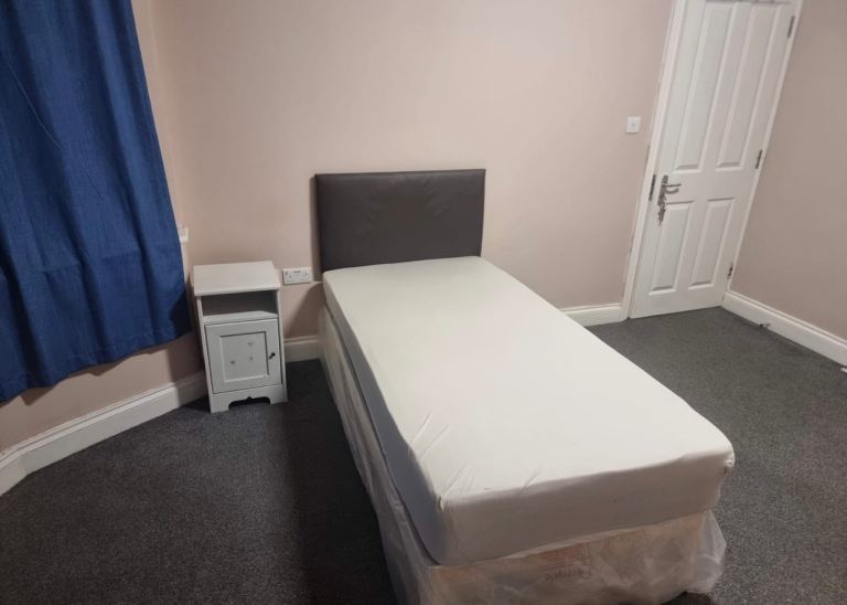 Flat Elstree Gardens in Greater London