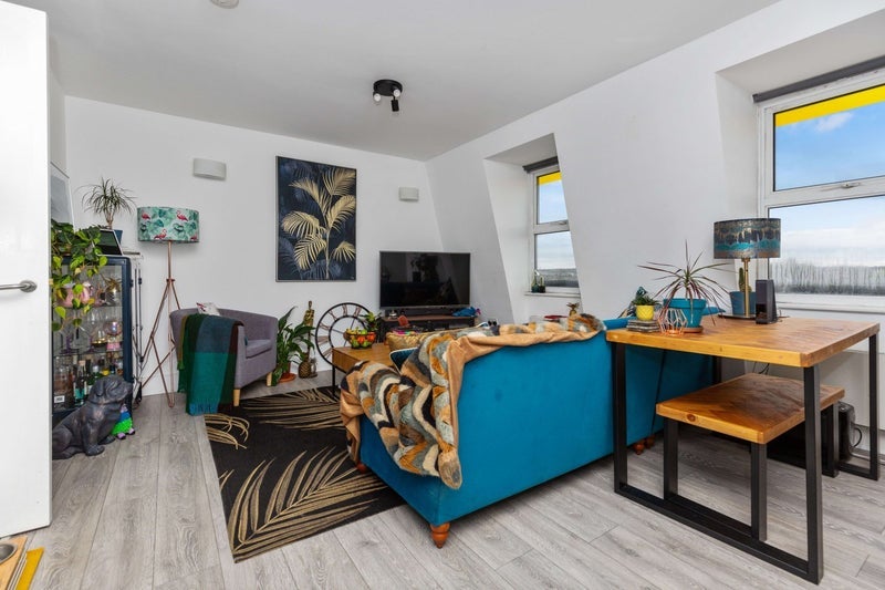 Room Maple Road in Greater London