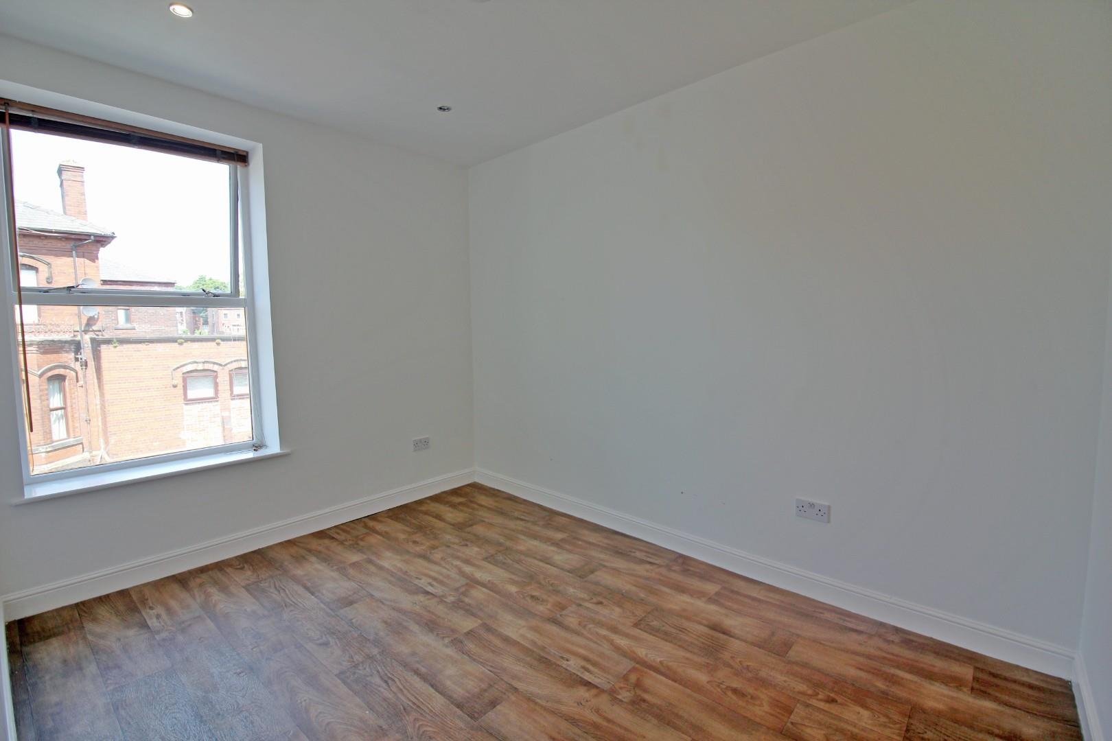 Flat Raymond Avenue in Bury