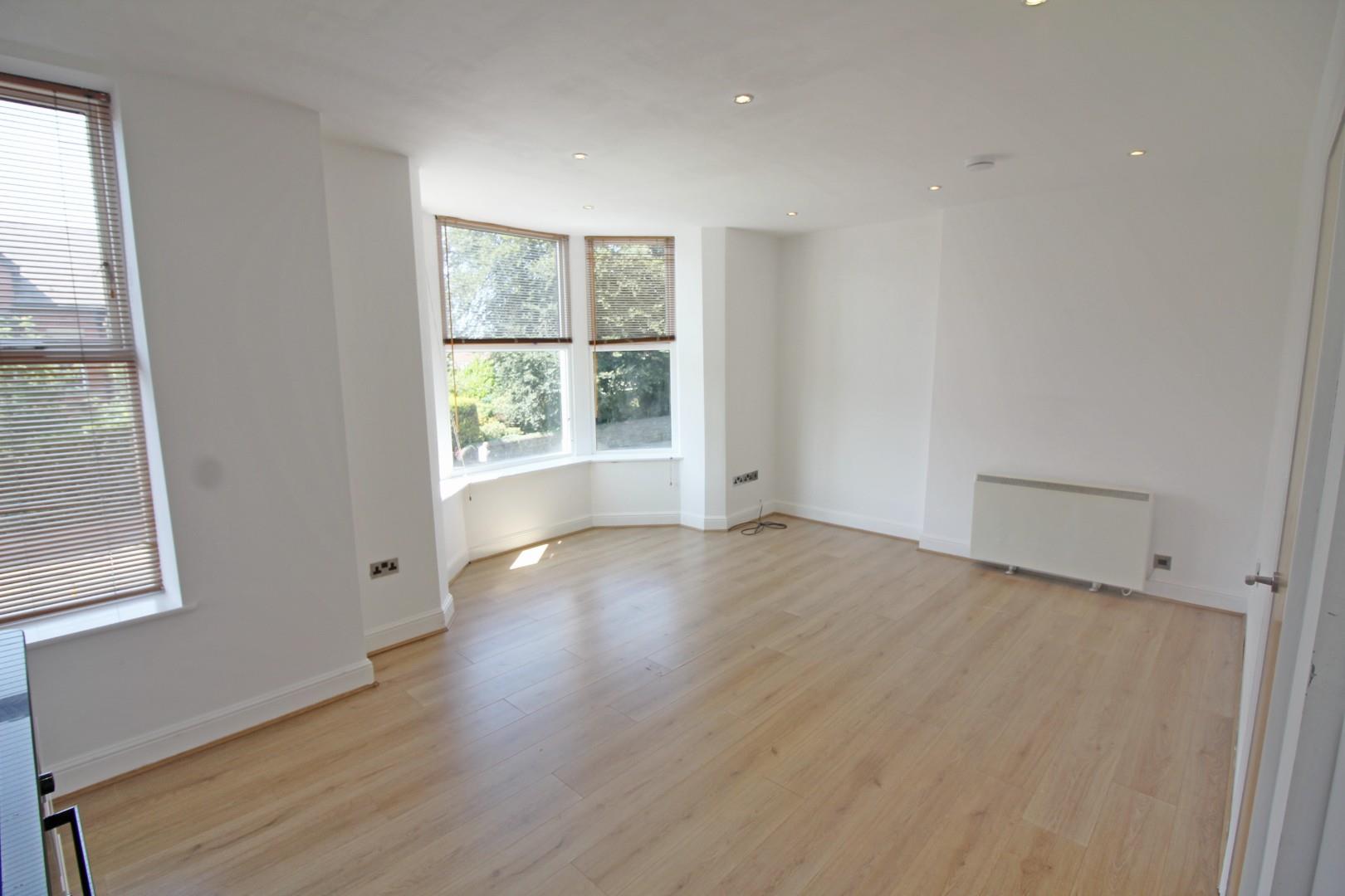 Flat Raymond Avenue in Bury
