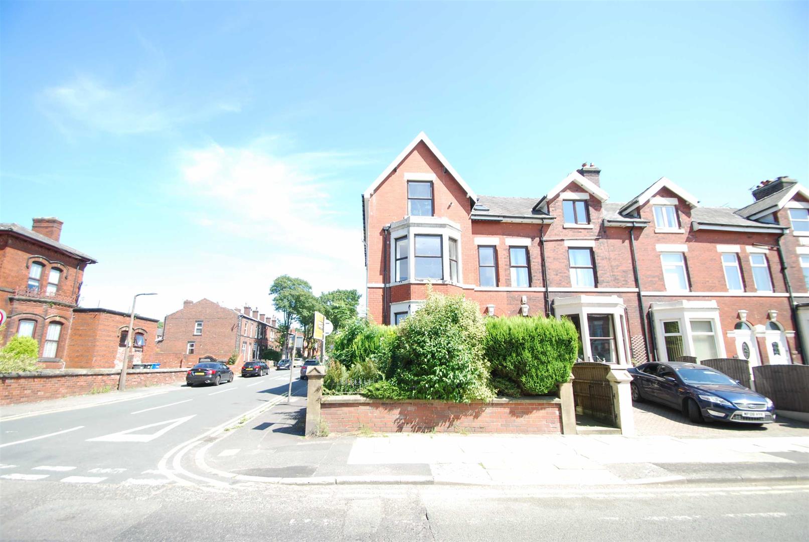 Flat Raymond Avenue in Bury