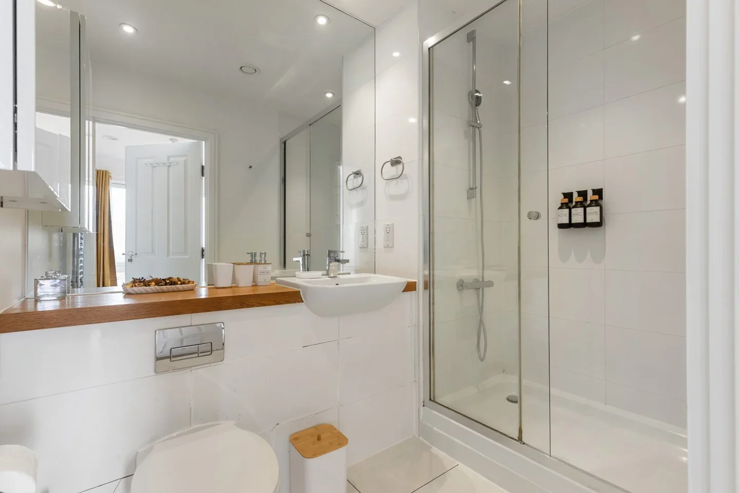 Flat Pinner Road in Greater London