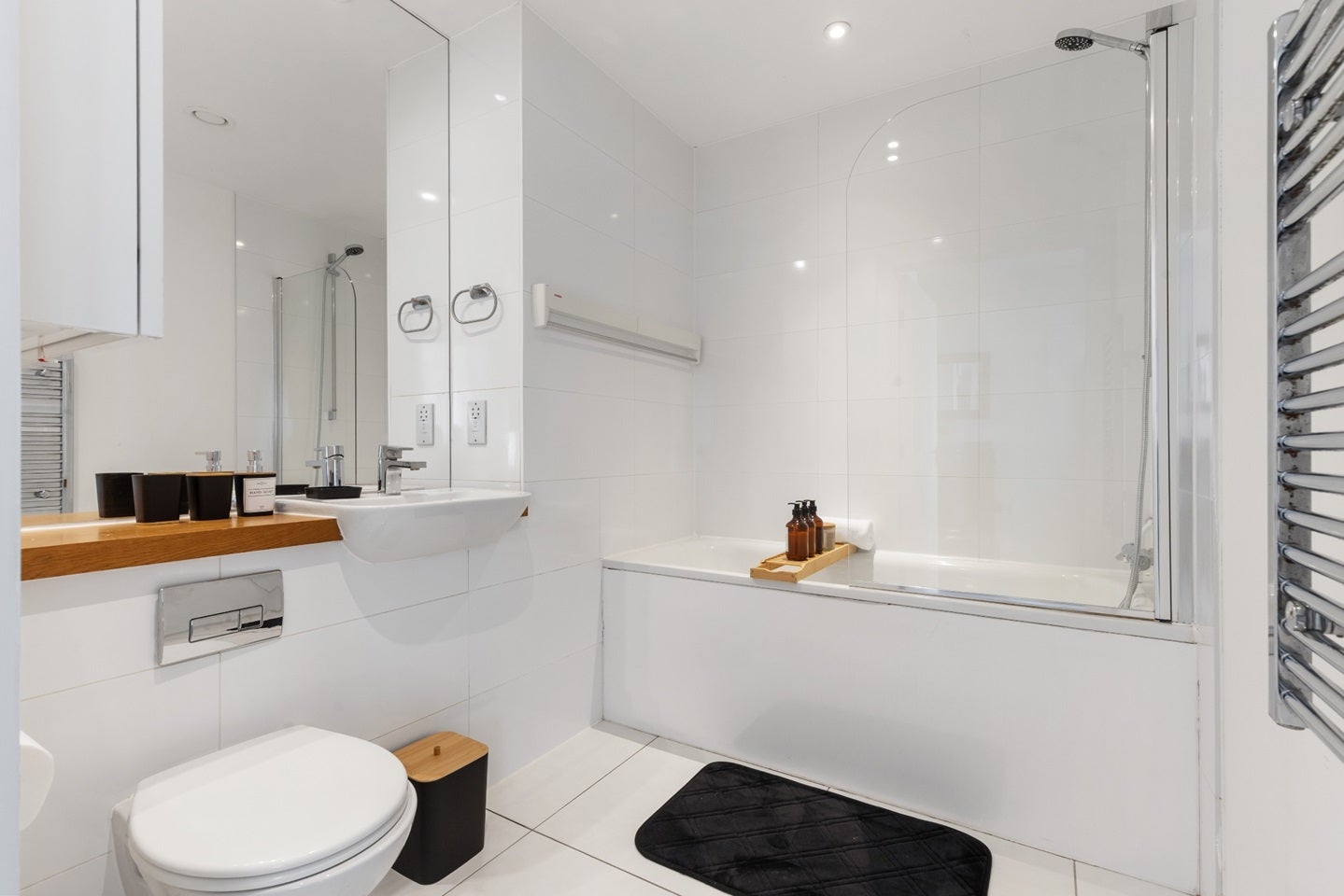 Flat Pinner Road in Greater London