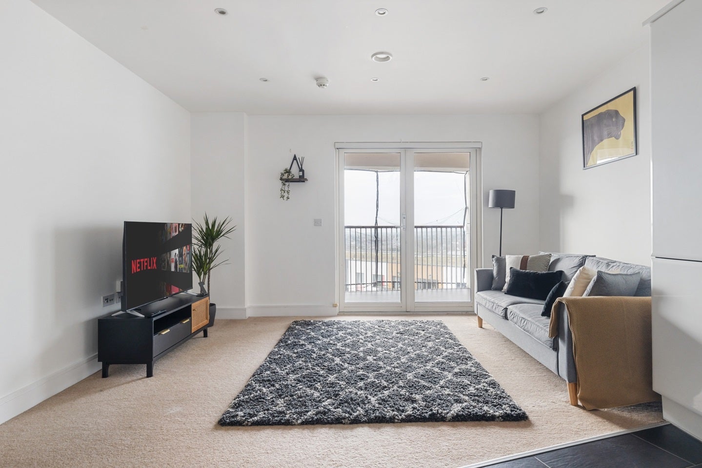 Flat Pinner Road in Greater London