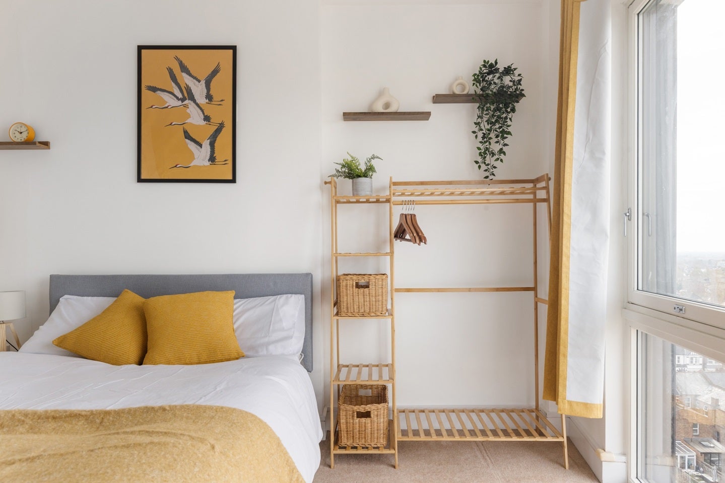 Flat Pinner Road in Greater London