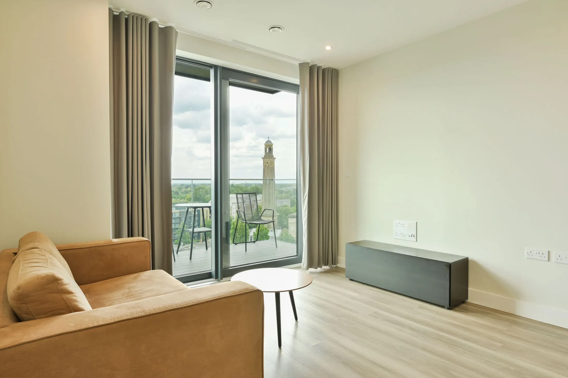 Flat Kew Bridge in Greater London