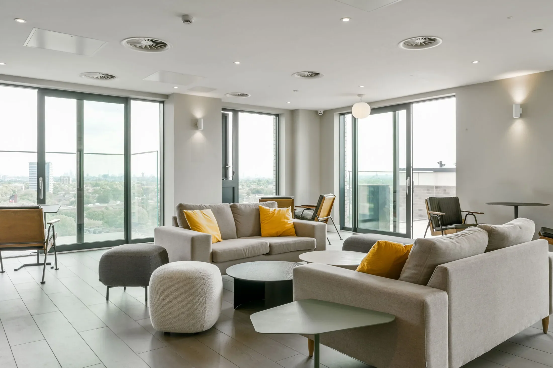 Flat Kew Bridge in Greater London