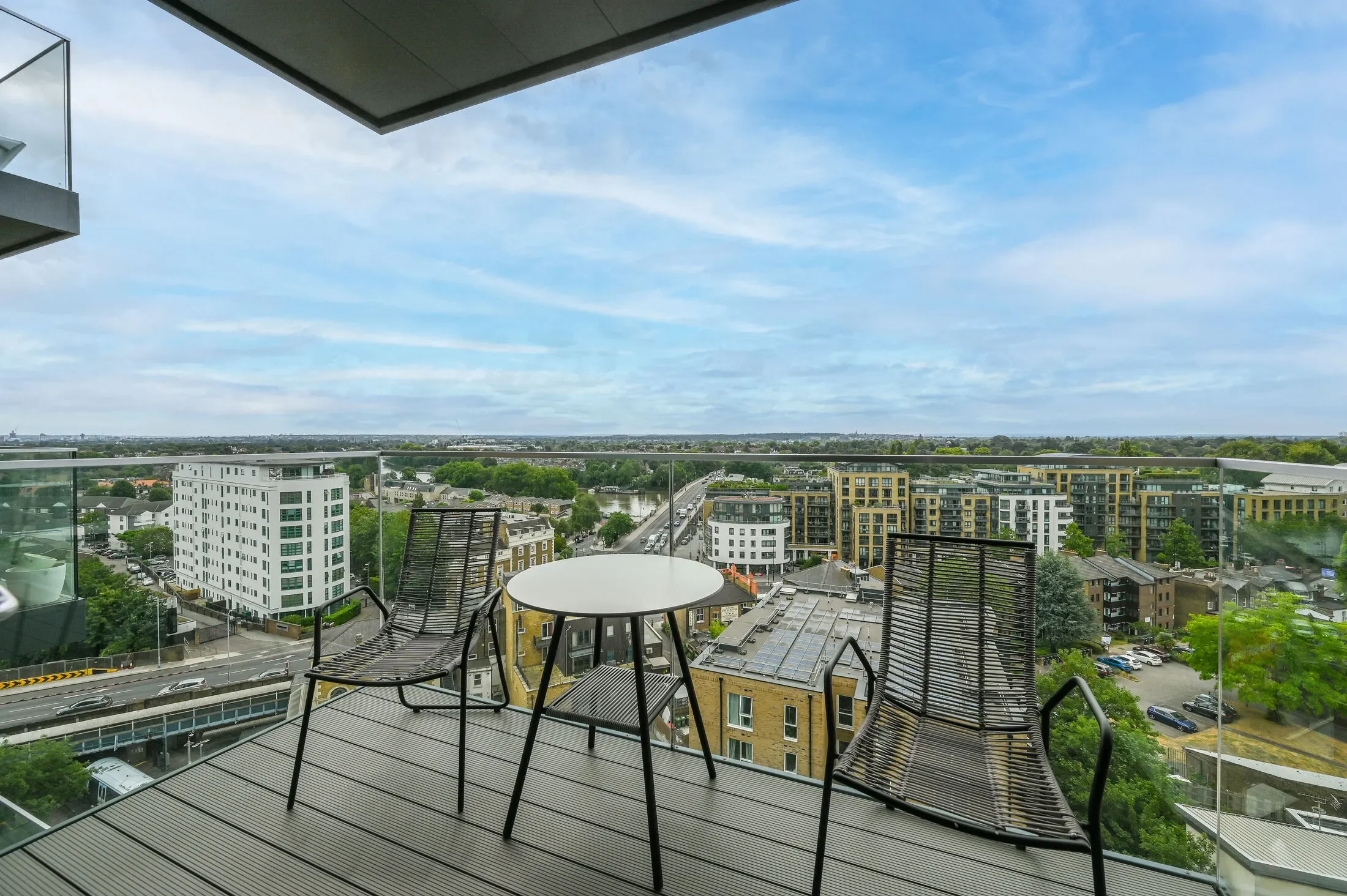 Flat Kew Bridge in Greater London