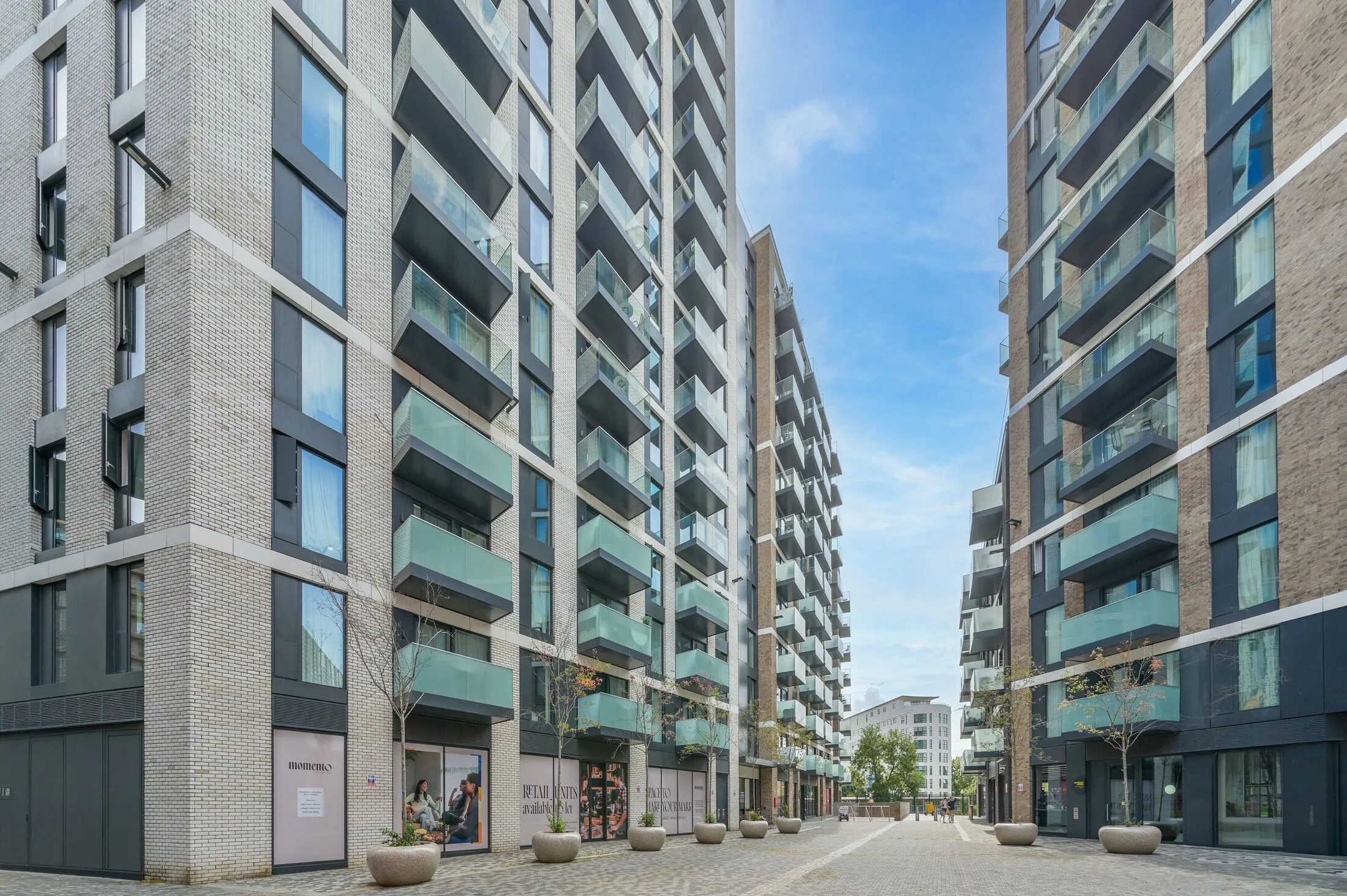 Flat Kew Bridge in Greater London