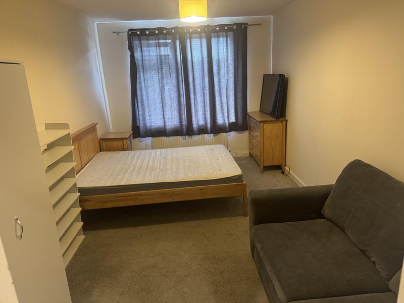 Room Stanley Way in Greater London