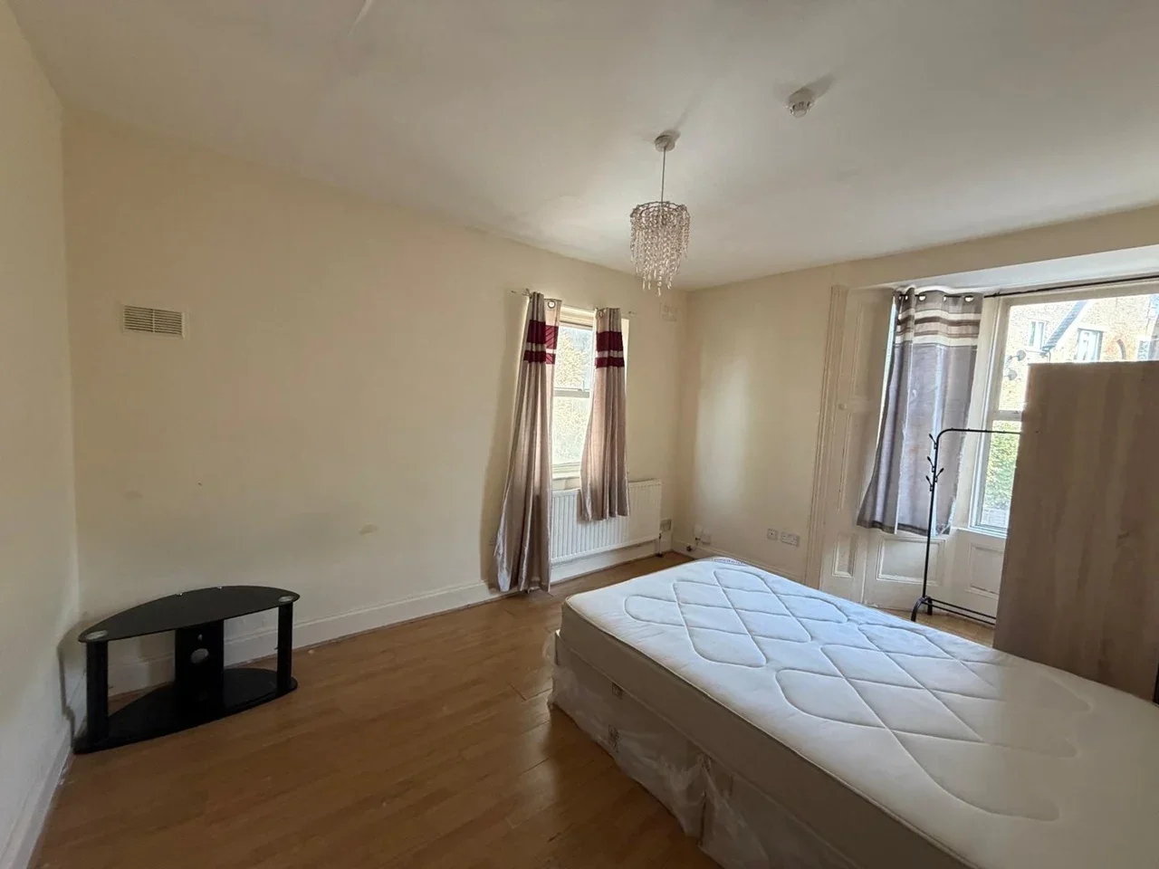 Flat Pownall Gardens in Greater London