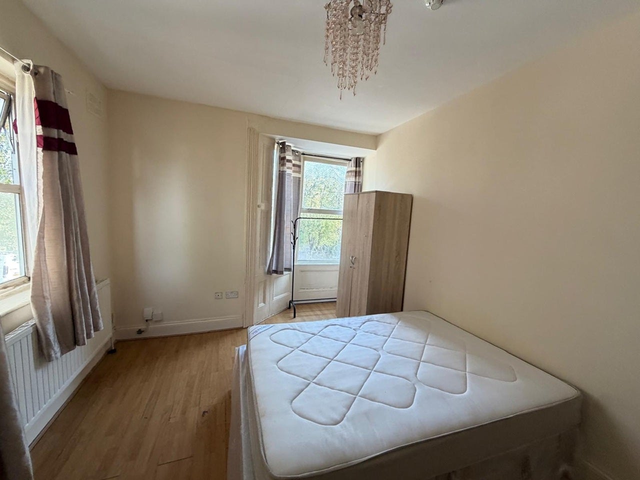 Flat Pownall Gardens in Greater London