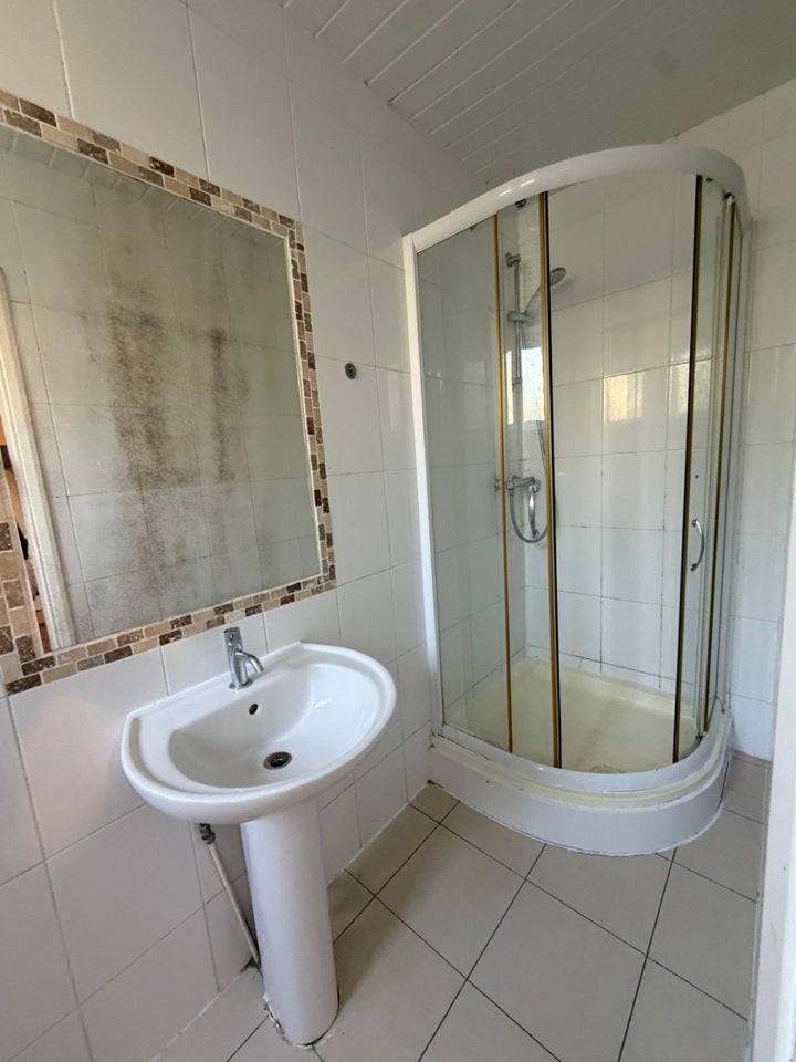 Flat Pownall Gardens in Greater London