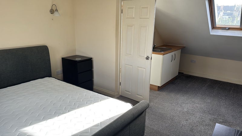Room Delafield Road in Greater London