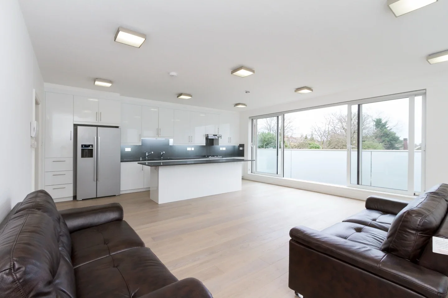 Flat Elm Avenue in Greater London