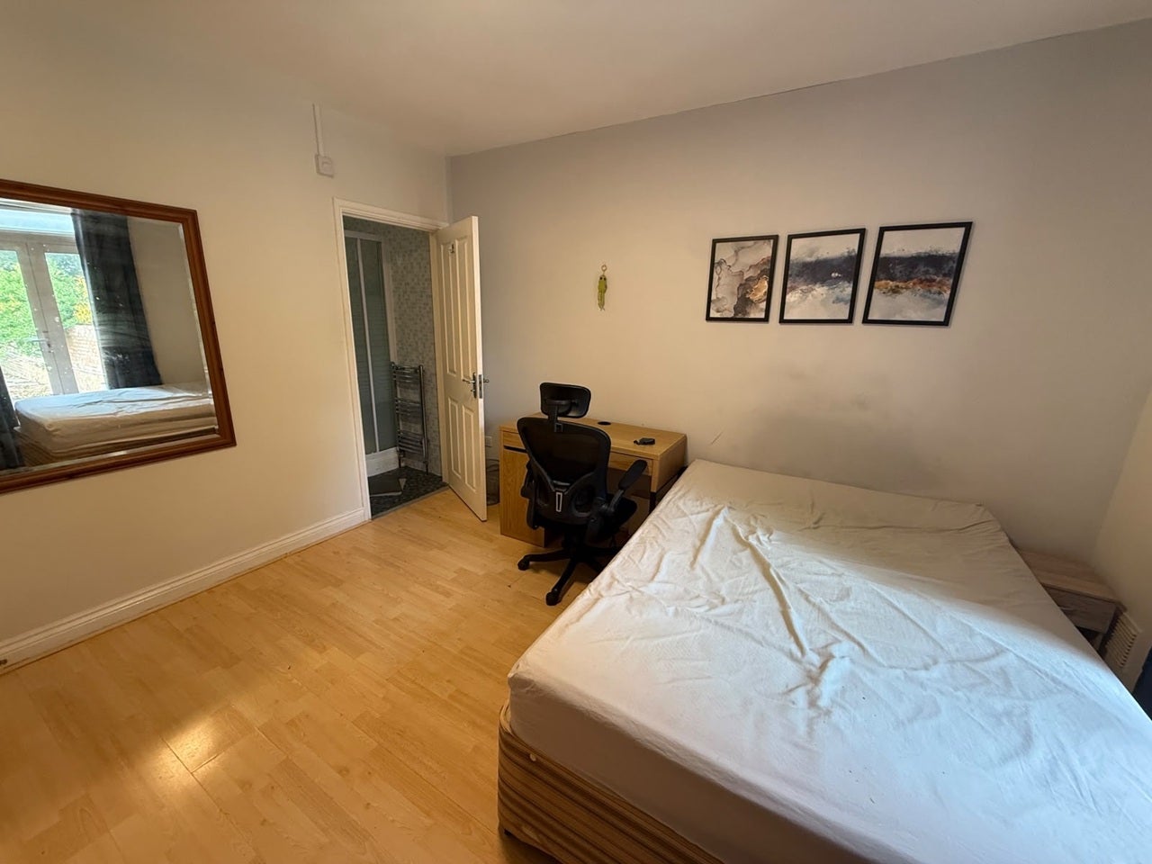 Room Dane Road in Greater London