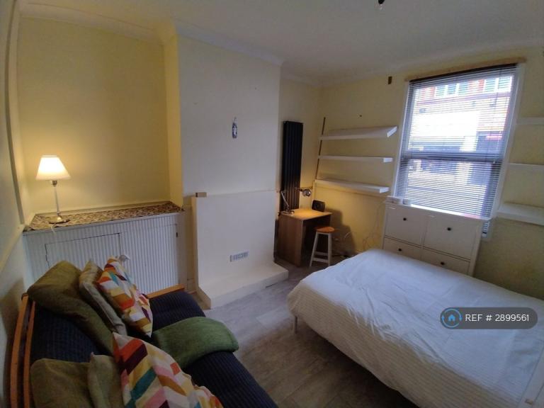 Room High Street in Dartford