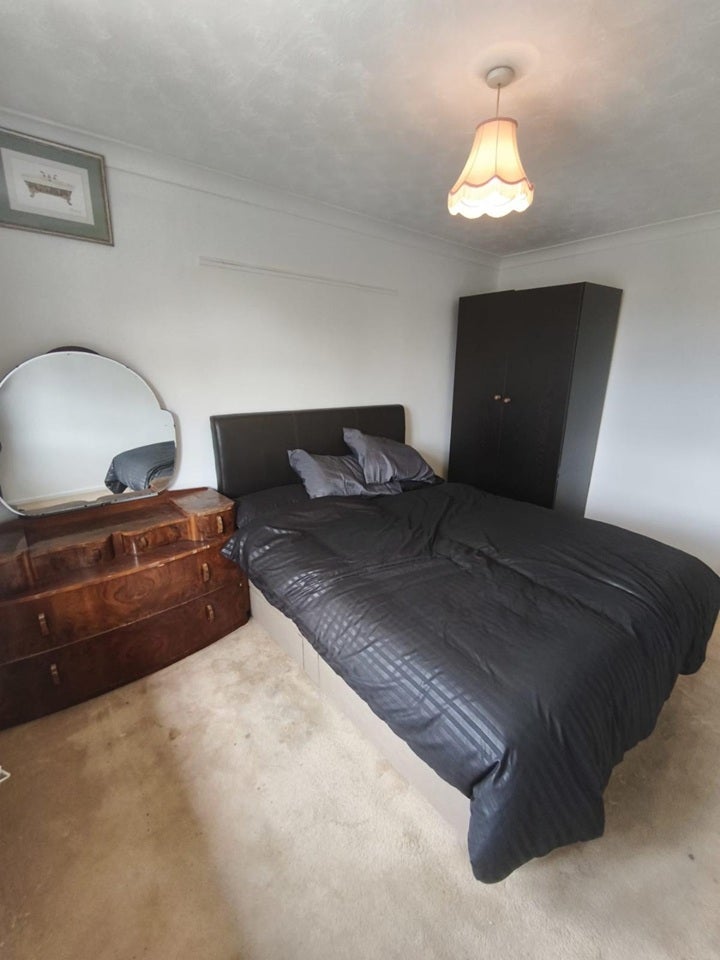 Flat Trefgarne Road in Greater London