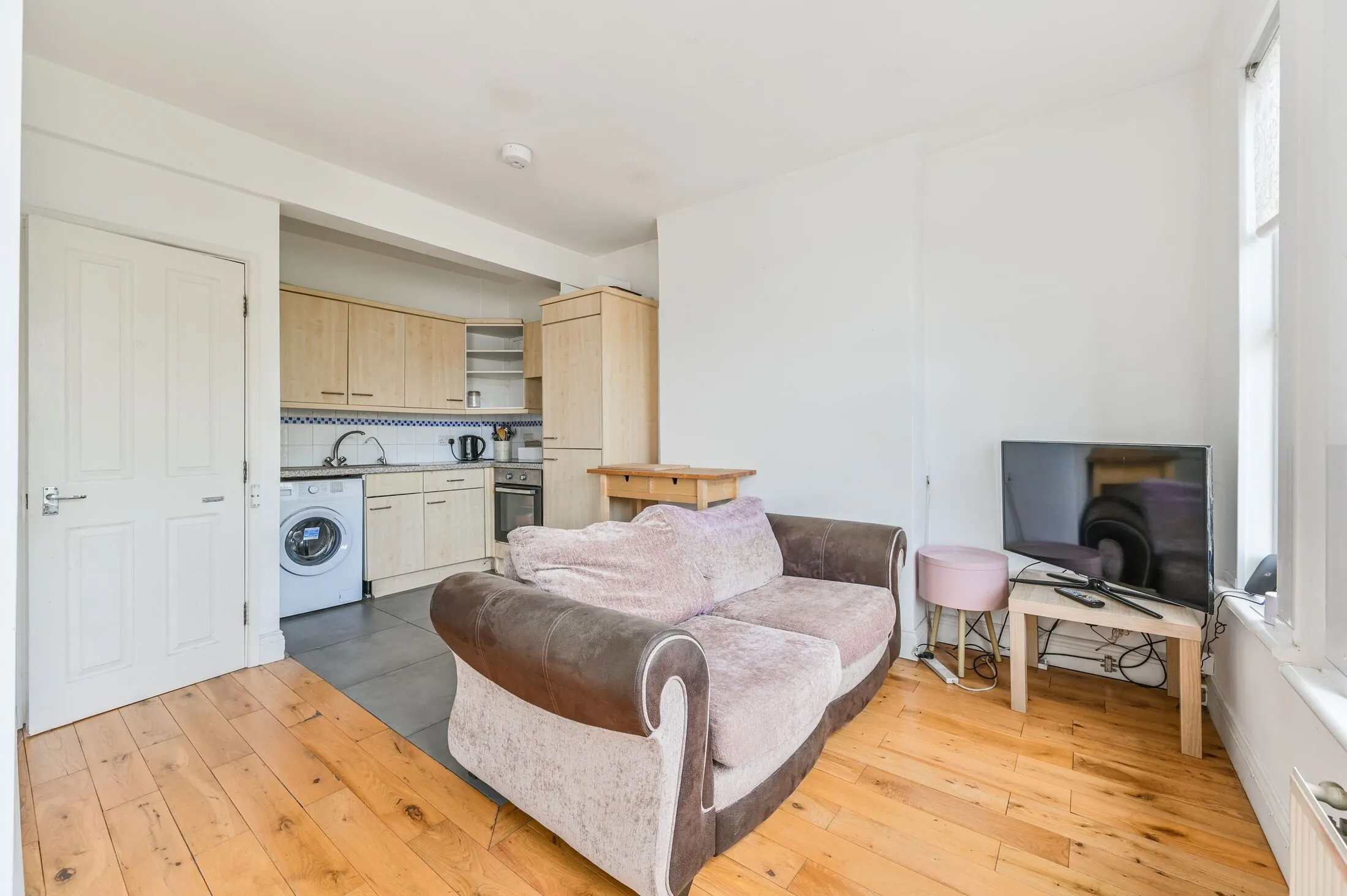 Flat Lavender Hill in Greater London
