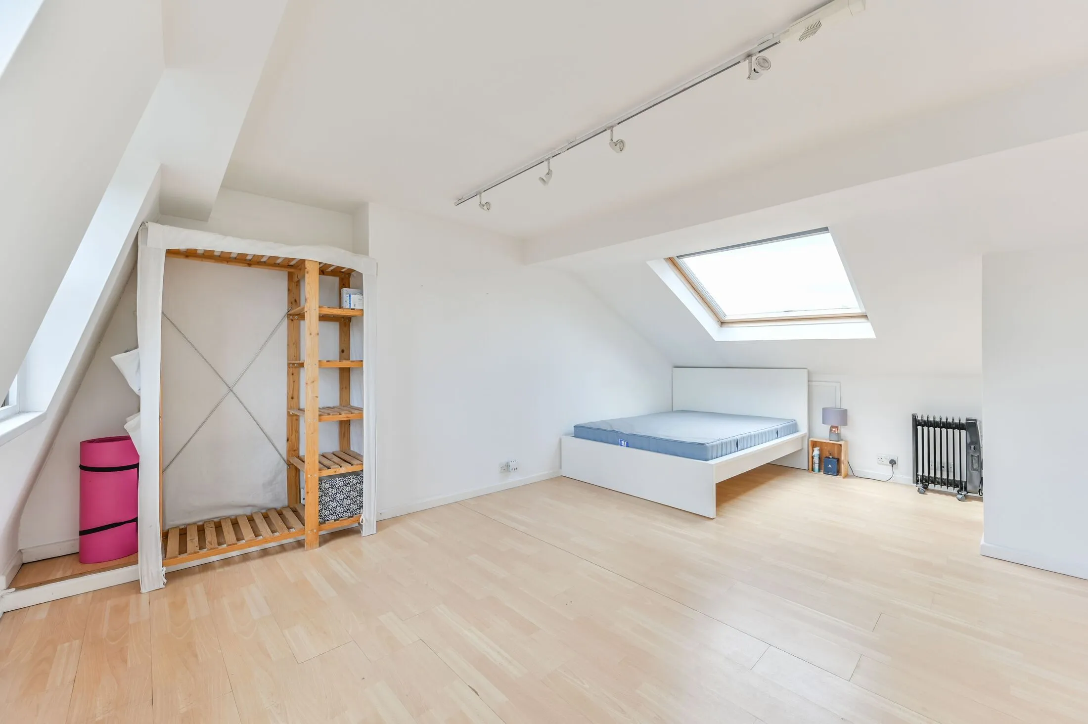 Flat Lavender Hill in Greater London