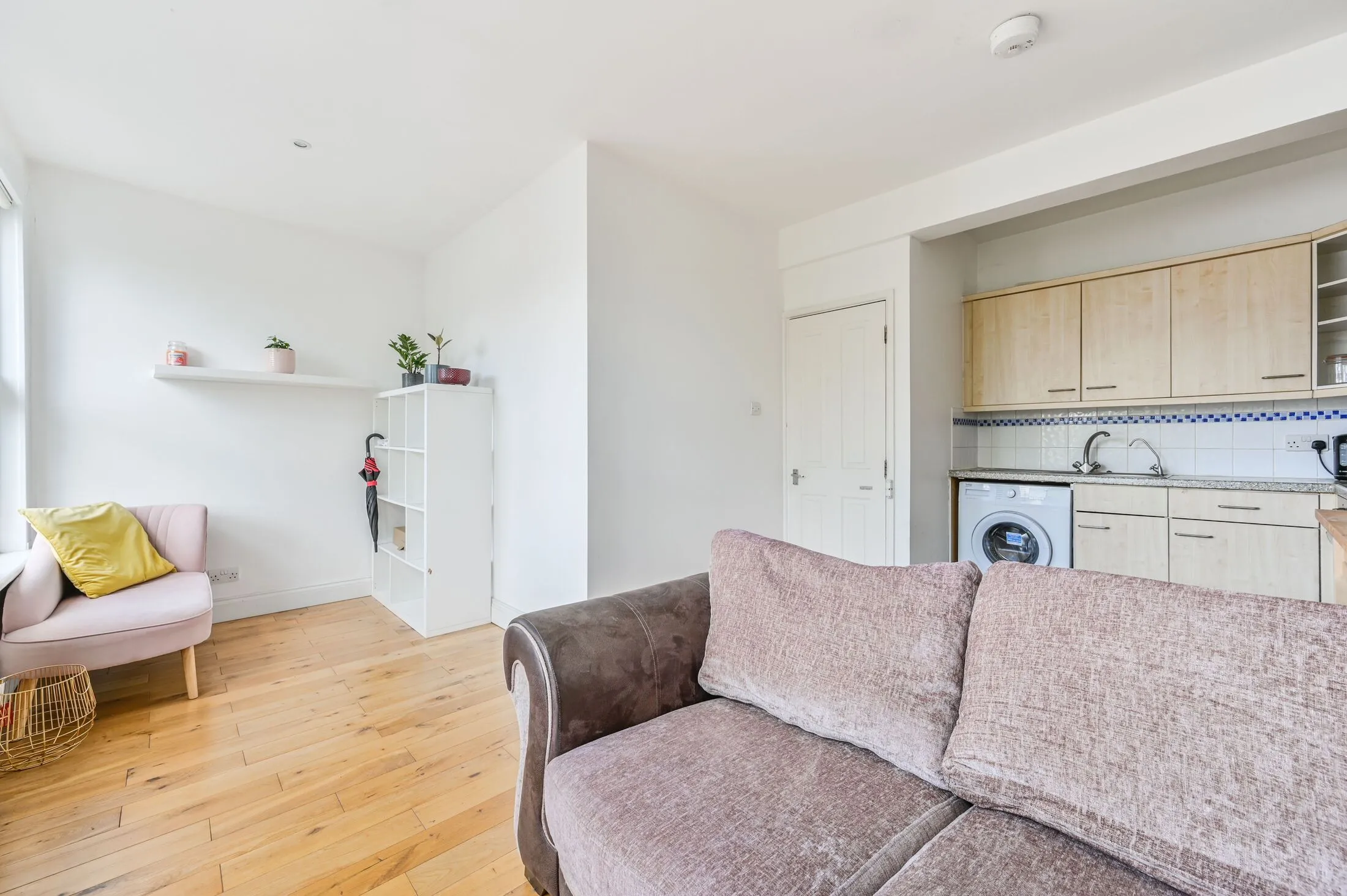 Flat Lavender Hill in Greater London