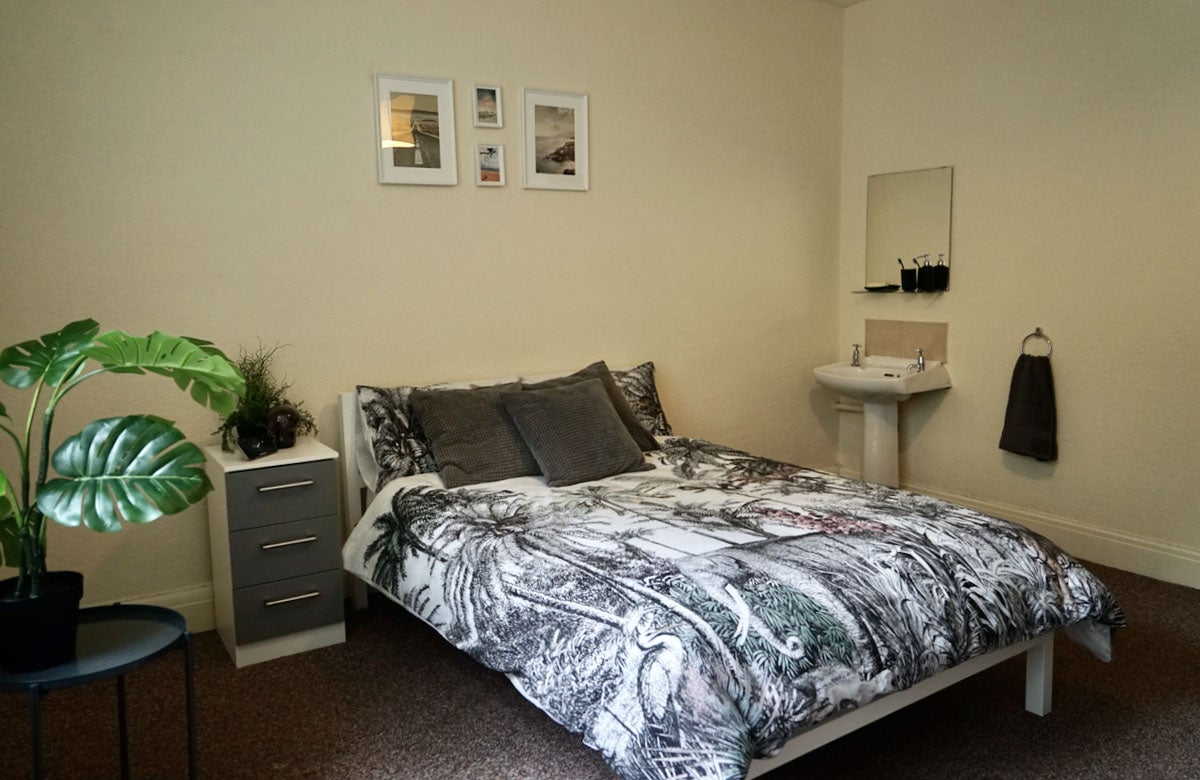 Room Lower Park Road in Manchester