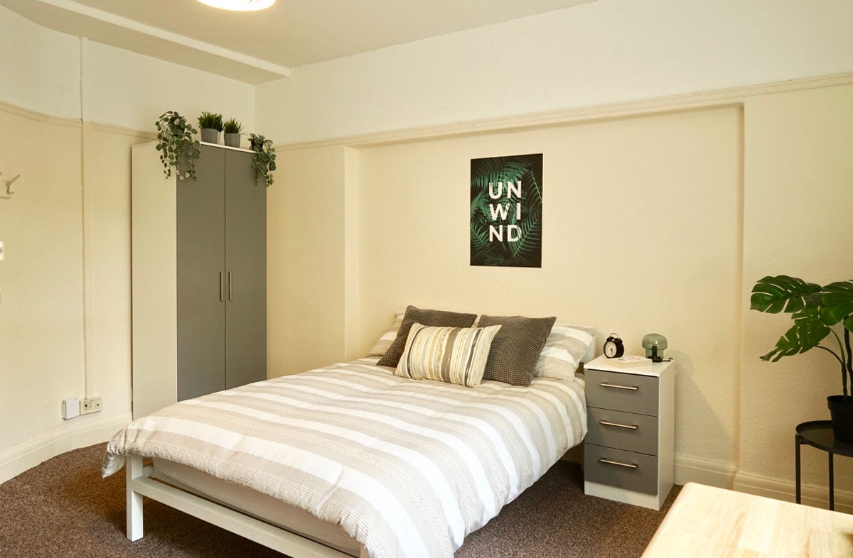 Room Lower Park Road in Manchester