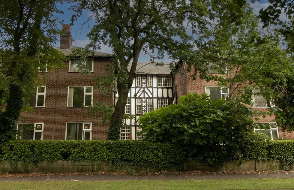 Room Lower Park Road in Manchester