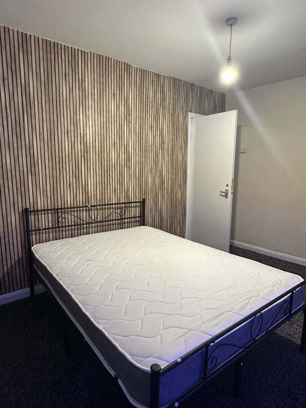 Room Aylesbury Crescent in Birmingham
