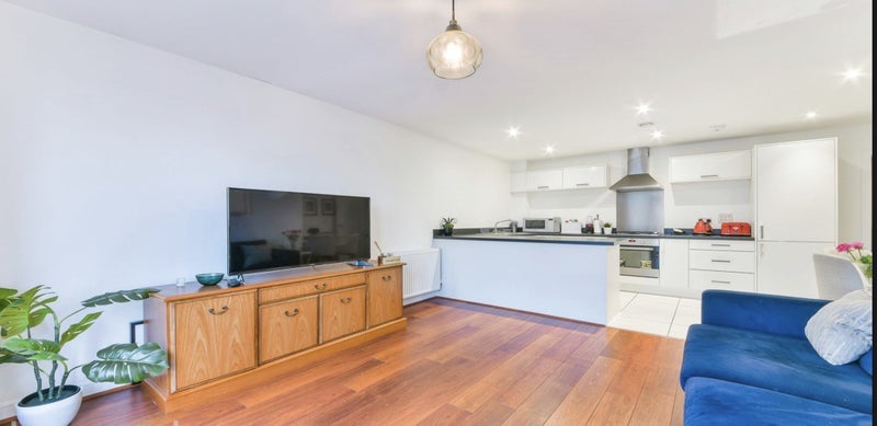 Flat Grant Road in Greater London