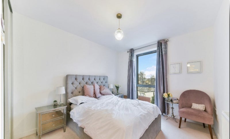 Flat Grant Road in Greater London