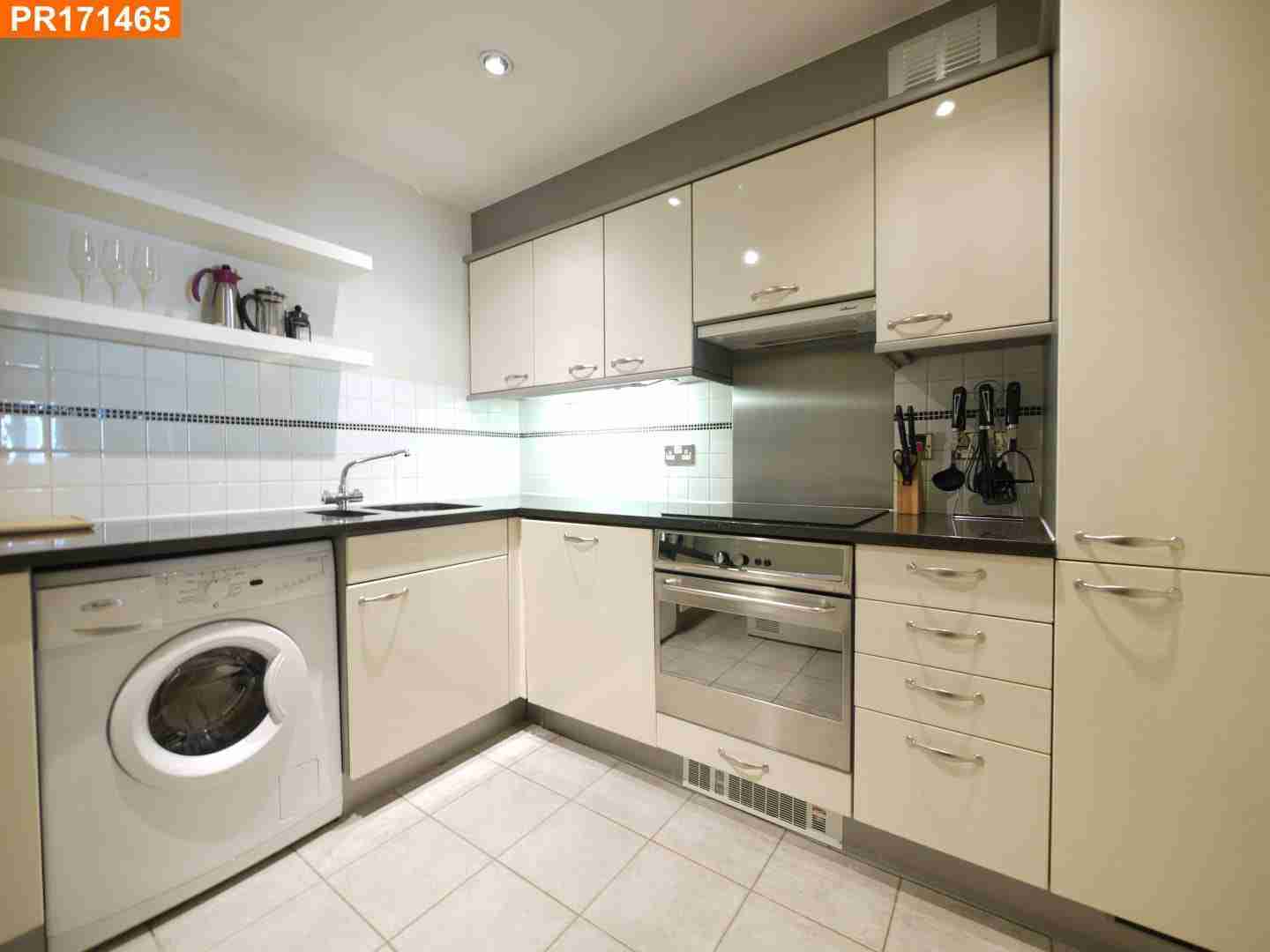Flat Kensington High Street in Greater London